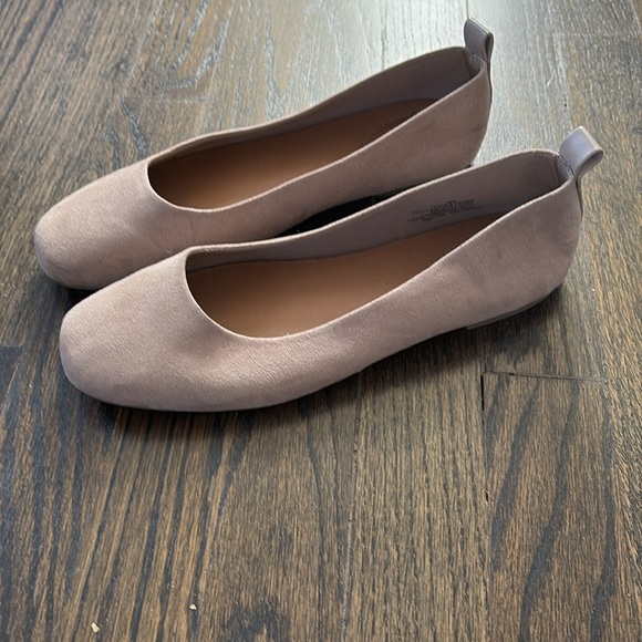 Ladies medium beige ballet flats by Universal Thread (size 8.5) - Picture 2 of 4